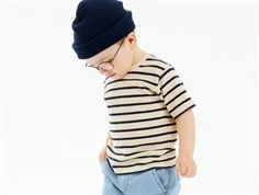 Dreng i blå og hvid stribet t-shirt fra THE NEW Siblings Nat mood indigo TNST6038